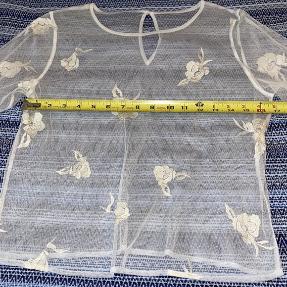 Women Ivory Sheer Net w/Appliqués/Pheasant Sleeve Shirt-Size- XS - Picture 6 of 8